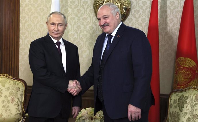 El presidente ruso, Vladimir Putin, con su homólogo bielorruso, Aleksander Lukashenko