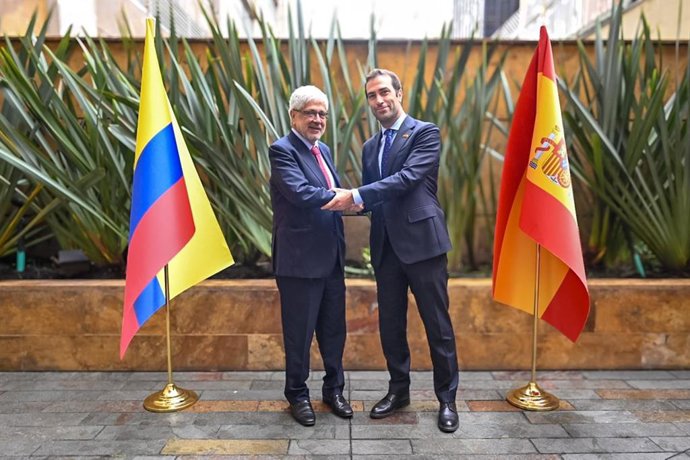 El ministro de Economía, Comercio y Empresa de España, Carlos Cuerpo y el ministro de Comercio, Industria y Turismo de Colombia, Germán Umaña,