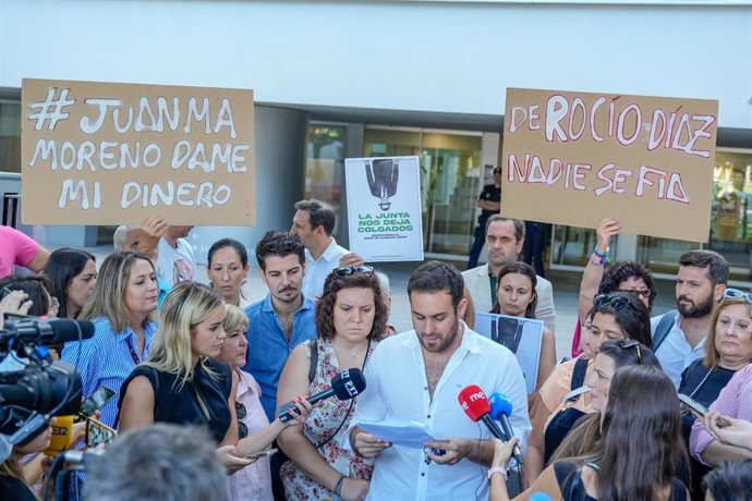 Archivo - El representante de la  plataforma de Afectados por el Bono Alquiler Joven, Manuel Sanz, atiende a los medios a las puertas de la Consejería de Fomento, Articulación del Territorio y Vivienda, imagen de archivo.