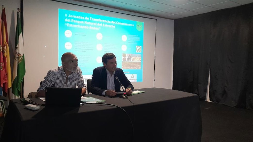 El subdelegado de la Junta de Andalucía en el Campo de Gibraltar, Javier Rodríguez Ros, interviene en las II Jornadas de Transferencia del Conocimiento del Parque Natural del Estrecho 'Estrechando Redes' en Tarifa (Cádiz).