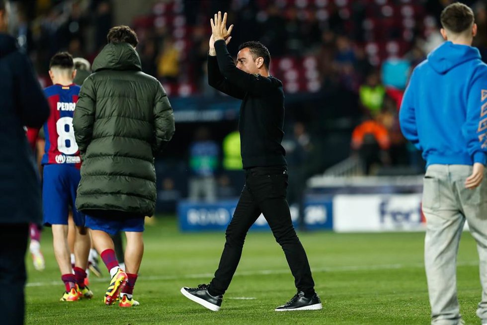 Archivo - Xavi Hernandez, head coach of FC Barcelona greeting the fans during the UEFA Champions League, Quarter-final Second Leg, match played between FC Barcelona and Paris Saint-Germain FC at Estadio Olimpico de Montjuic on April 16, 2024, in Barcelo