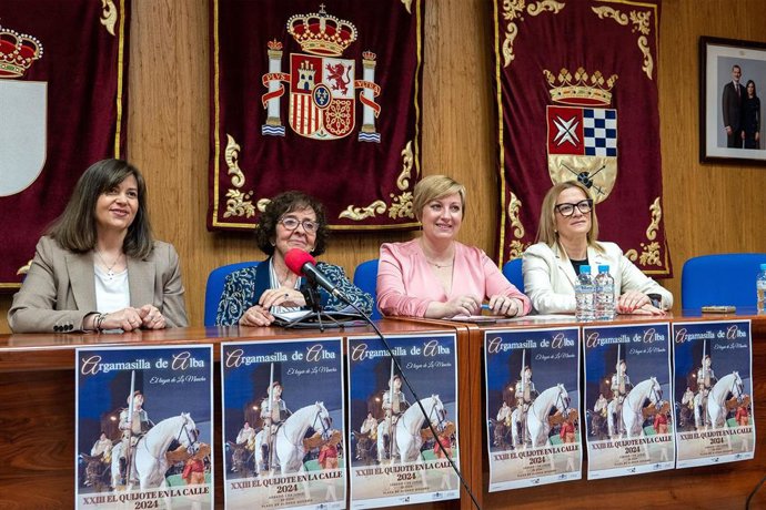La alcaldesa de Argamasilla de Alba, Sonia González y la directora de la representación, Pilar Serrano, presentaron la vigésimo tercera edición de 'El Quijote en la Calle',