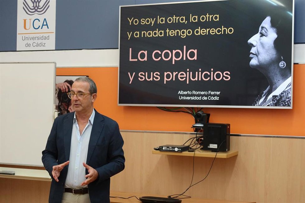 Archivo - El catedrático de Filología de la UCA, Alberto Romero, ofreciendo su ponencia en la jornada 'Cádiz y Canción Española' organizada por la Universidad de Cádiz.