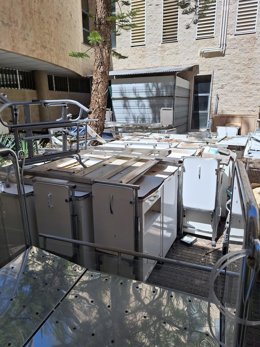 Imagen de los puntos limpios en un patio del Hospital Juan Ramón Jiménez de Huelva.