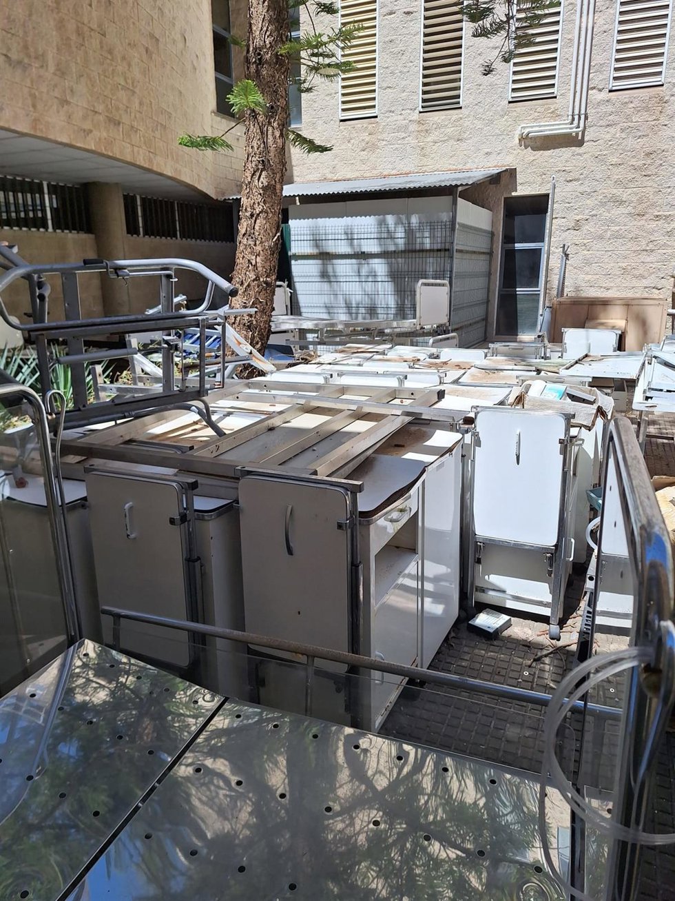 Imagen de los puntos limpios en un patio del Hospital Juan Ramón Jiménez de Huelva.