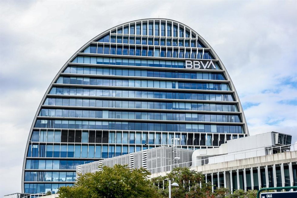 Fachada del edificio La Vela, en la ciudad del BBVA, a 30 de abril de 2024, en Madrid (España). BBVA está estudiando una posible fusión con Banco Sabadell y ha contratado a varios asesores para analizar la operación, según ha informado el banco en un 