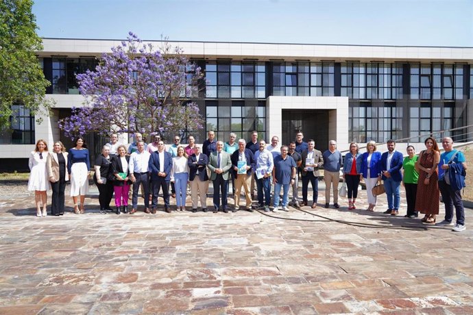 El candidato al Parlamento Europeo por el PP, Javier Zarzalejos, y el senador del PP por Cádiz, José Ignacio Landaluce, junto a representantes de sindicatos de la Policía Nacional, funcionarios de prisiones, Vigilancia Aduanera, Justicia y Guardia Civil.