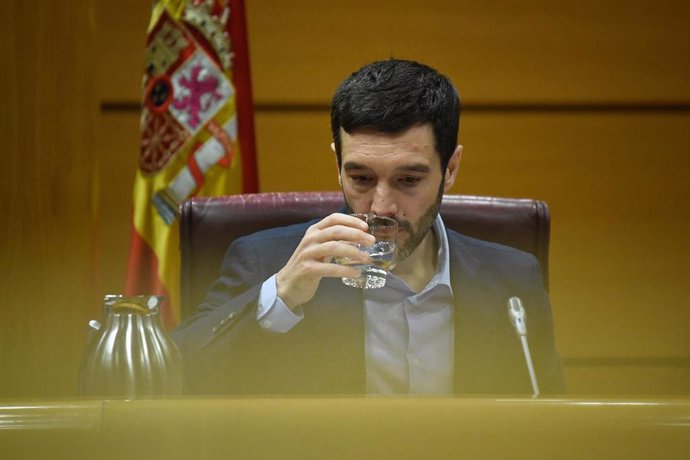 El ministro de Derechos Sociales, Consumo y Agenda 2030, Pablo Bustinduy, bebe agua durante la Comisión de Derechos Sociales, Consumo y Agenda 2030, en el Senado, a 9 de mayo de 2024, en Madrid (España).