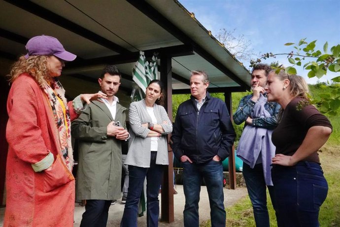 El número siete de la candidatura europea del PSOE, el asturiano Jonás Fernández, durante una visita a la Finca El Ribeiro, en San Martín de Luiña, dedicada a la explotación de arándanos y fabas IGP.