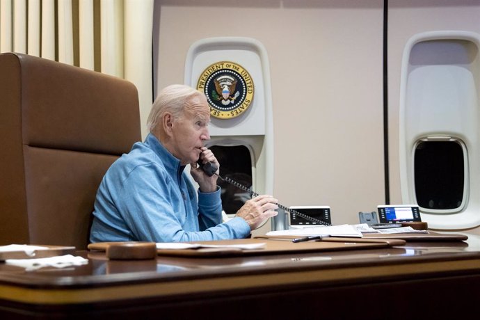 Archivo - October 19, 2023, Air Force One, United States: U.S President Joe Biden holds a call with Egyptian President Abdel Fattah el-Sisi from his private office aboard Air Force One on the return to the White House, October 19, 2023 in Tel Aviv, Israel