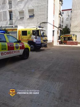 Efectivos de bomberos en uno de los incendios declarados en Jerez.
