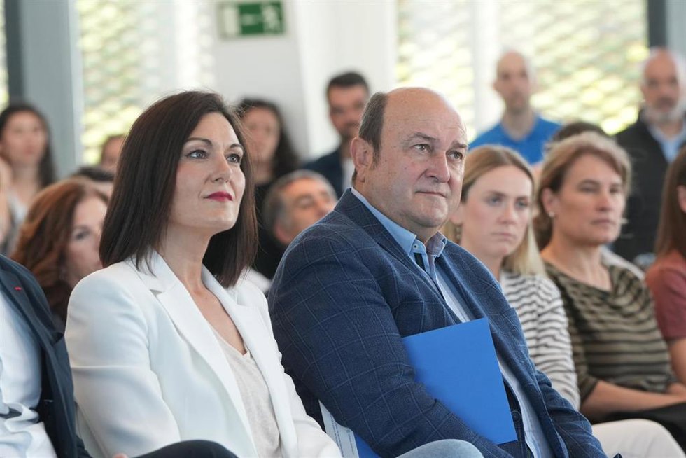 La candidata del PNV a las elecciones europeas, Oihane Agirregoitia, y el presidente del PNV, Andoni Ortuzar, durante un acto político de EAJ-PNV para presentar su candidatura a las próximas elecciones europeas