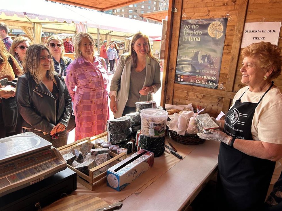 La concejala de Festejos de Avilés, Sara Retuerto; la vicepresidenta de la Junta General, Celia Fernández; y de la directora general de Agricultura, Agroindustria y Desarrollo Rural, Begoña López, en la 42 Feria  del Queso y el Vino de Avilés