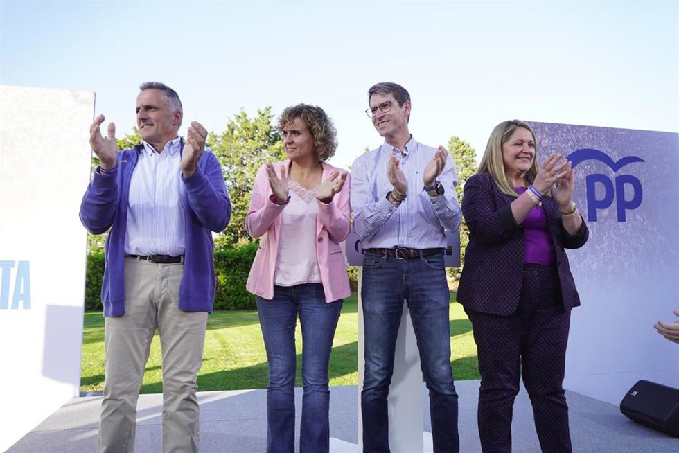 (I-D) El alcalde de Navarrete, José María Pastor; la cabeza de lista al Parlamento Europeo, Dolors Montserrat; el presidente del Partido Popular de La Rioja, Gonzalo Capellán y la candidata riojana, Esther Herranz