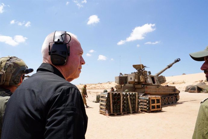 El ministro de Defensa de Israel, Yoav Gallant, junto a tropas israelíes en la zona de Rafá