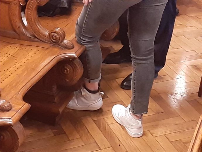 La italiana Ilaria Salis, por primera vez sin grilletes ni cadenas, asiste a su juicio en la sala del tribunal de Budapest, Hungría, el 24 de mayo de 2024