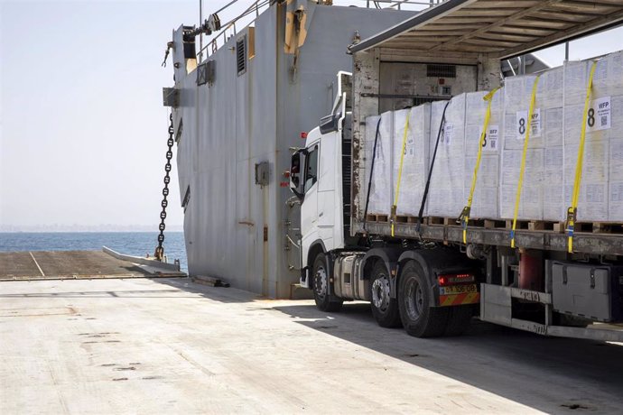 Un camión cargado con ayuda humanitaria en el muelle flotante instalado por Estados Unidos en la Franja de Gaza