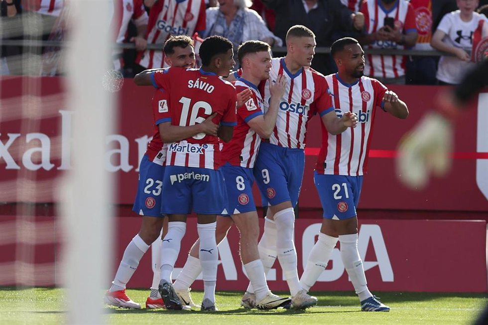 Varios futbolistas del Girona FC celebran un gol.