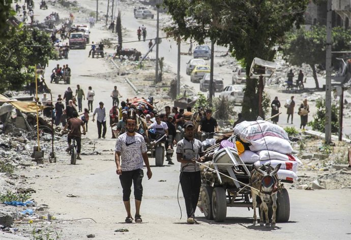 GAZA, May 24, 2024  -- Palestinians fleeing from Jabalia in northern Gaza Strip arrive in Gaza City, on May 24, 2024. Earlier on Thursday, Israel's state-run Kan radio reported that the Israeli army continued its ground operations in the southernmost Ga