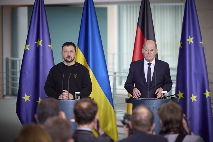 Archivo - February 16, 2024, Berlin, Germany: German Chancellor Olaf Schotz, right, responds to a question during a joint press conference with Ukrainian President Volodymyr Zelenskyy, left, at the Federal Chancellery, February 16, 2024 in Berlin, Ukraine