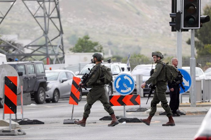 Archivo - Soldados israelíes cerca de la escena de un tiroteo en Hebrón, Cisjordania