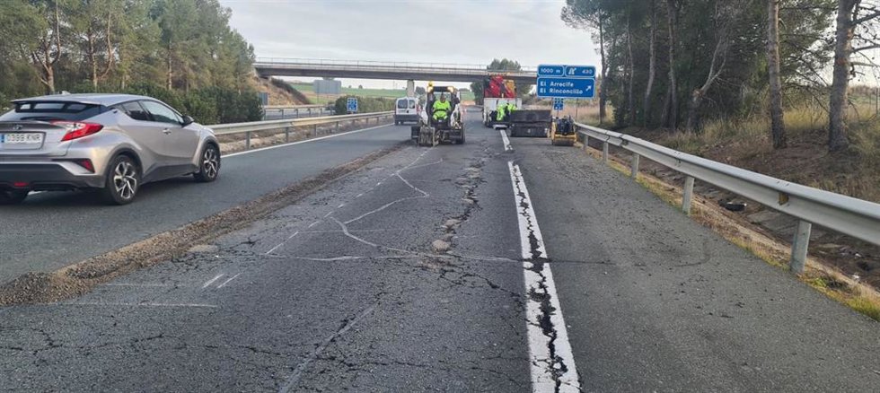 Parcheo en el firme de la autovía A-4, en el kilómetro 431. (Foto de archivo).