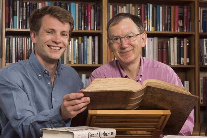 Archivo - Los historiadores Andrew Pettegree y Arthur der Weduwen, autores del libro 'Bibliotecas. Una historia frágil'