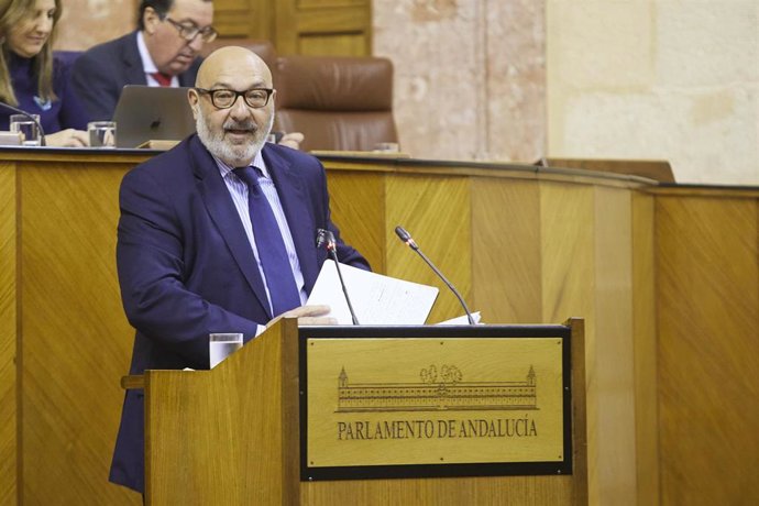 Archivo - El portavoz del Grupo Vox en la Comisión de Agricultura, Alejandro Hernández, en una imagen de archivo en el Pleno. 