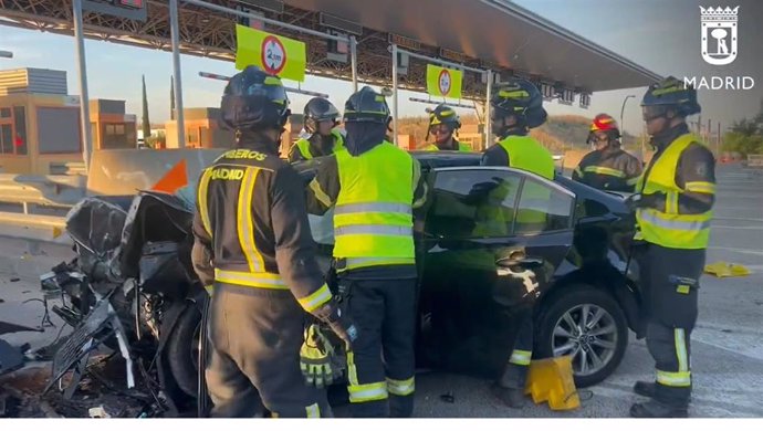 Bomberos de Madrid rescatan el cadáver del conductor de VTC fallecido tras chochar contra el pilra de hormigón de un peaje de la R-3.