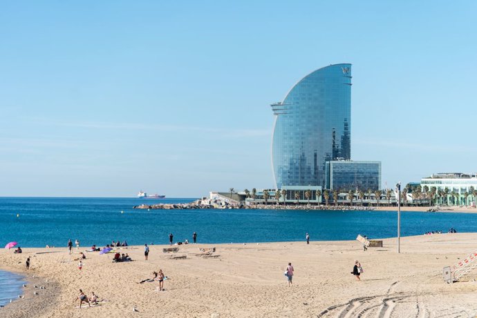 Las playas de Barcelona inician la temporada alta de baño y alargan el horario de servicios