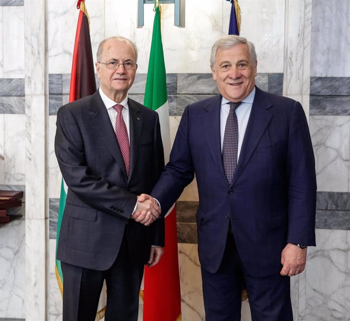 Mohamed Mustafá y Antonio Tajani (D)