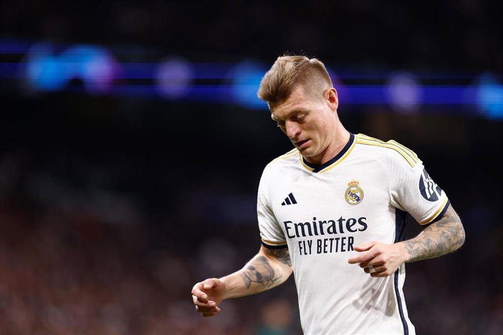 Archivo - El centrocampista del Real Madrid Toni Kroos, ante el RB Leipzig en la vuelta de octavos de final de la Champions 2023-2024.
