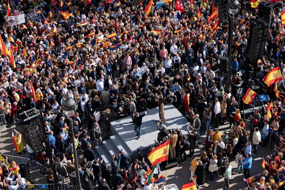 Archivo - (I-D) El alcalde de Madrid, José Luis Martínez-Almeida; la presidenta de la Comunidad de Madrid y del PP de Madrid, Isabel Díaz Ayuso, y el presidente del PP, Alberto Núñez Feijóo, saludan durante una manifestación contra la amnistía, en la Pu