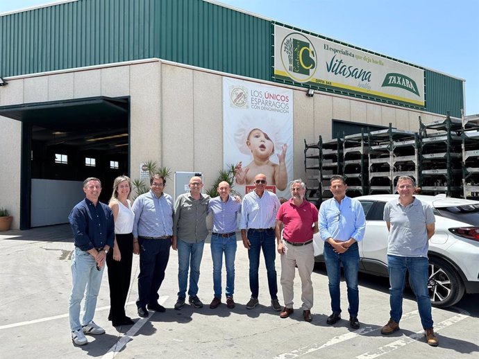 Imagen de la visita de los responsables de la Consejería de Agricultura a la cooperativa Centro Sur en Huétor Tájar (Granada).