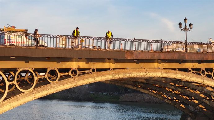 Archivo - Imagen del puente de Triana