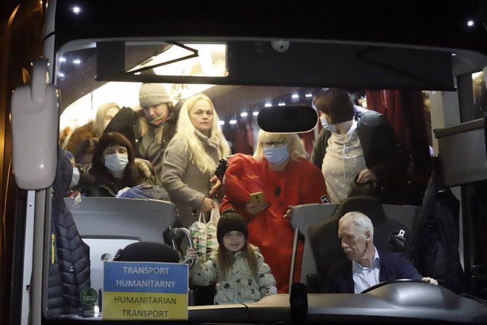 Archivo - Llegada a Málaga de 47 ucranianos recogidos en su país gracias a la iniciativa de un empresario que fletó un autobús y tras dos días de viaje desde un campo de refugiados de Cracovia. (Foto de archivo de marzo de 2022). 