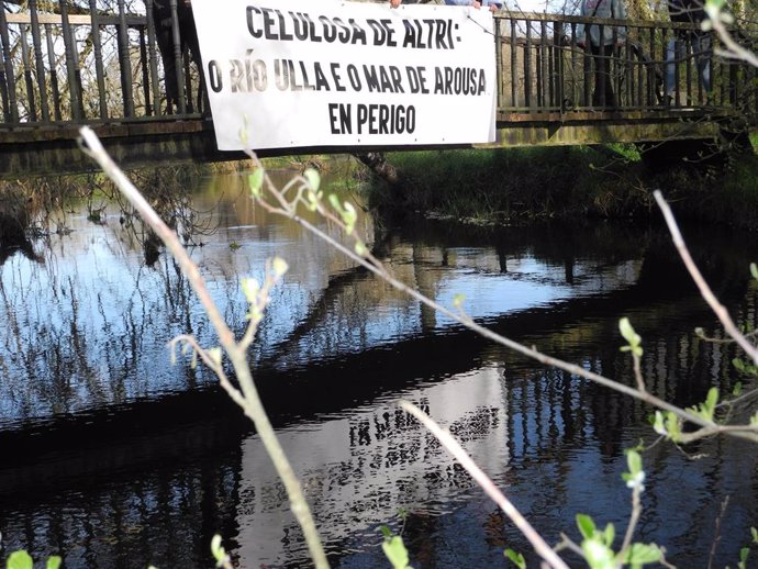 Archivo - Pancarta en contra de Altri en un puente sonbre el río Ulla a su paso por Monterroso (Lugo).