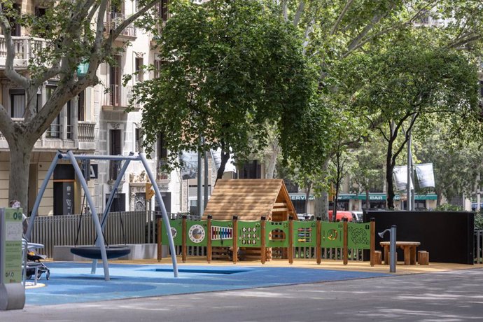 El passeig de Sant Joan de Barcelona obre un àrea de jocs infantils més accessible