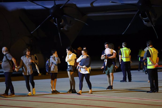 21 May 2024, Australia, Brisbane: Repatriated Australian travellers arrive from New Caledonia at Brisbane International Airport. An Australian government repatriation effort is underway in New Caledonia after the RAAF was given the go-ahead to bring citiz