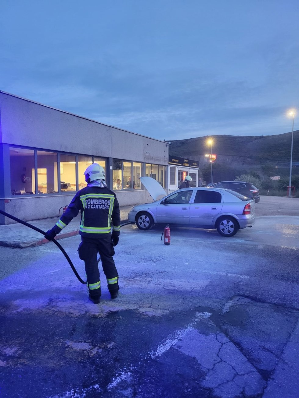 Los bomberos del 112 extinguen el incendio de un vehículo