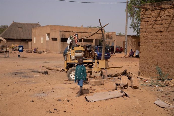 Archivo - Un niño juega en la aldea de Ganguel, en Níger