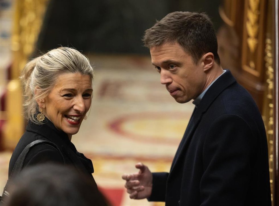 Archivo - La vicepresidenta segunda y ministra de Trabajo, Yolanda Díaz y el líder de Más País, Ilñigo Errejón, durante una sesión plenaria, en el Congreso de los Diputados, a 14 de marzo de 2024, en Madrid (España).