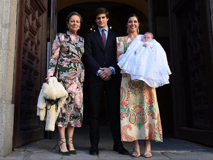 Matilde Solís, Carlos Fitz-James Stuart y Belén Corsini junto al pequeño Carlos a su salida del bautizo en la parroquia de San Marcos, a 24 de abril de 2024, en Madrid (España).