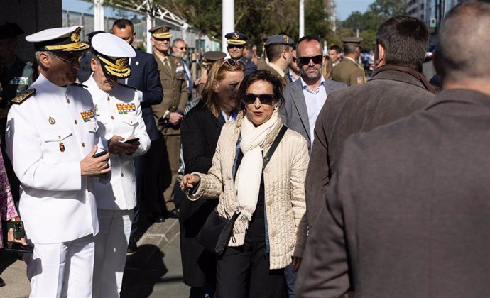 La ministra de Defensa, Margarita Robles (c) durante los actos previstos con motivo del Día de las Fuerzas Armadas 2024, en la playa de San Lorenzo, a 24 de mayo de 2024, en Gijón, Asturias (España). Durante los actos, Felipe VI ha embarcado a bordo del p