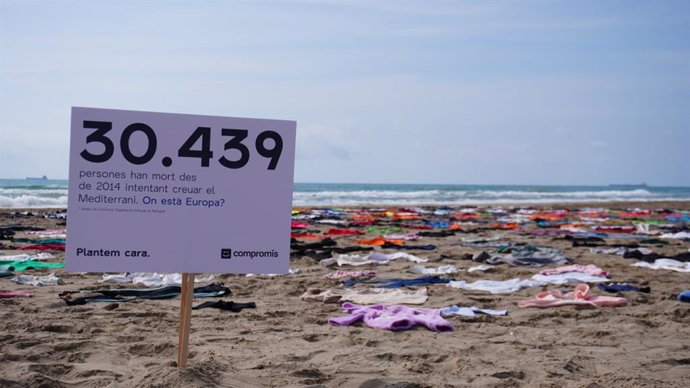 Compromís extiende 600 camisetas en la playa del Gurugú para denunciar la "inacción de la UE" en materia migratoria