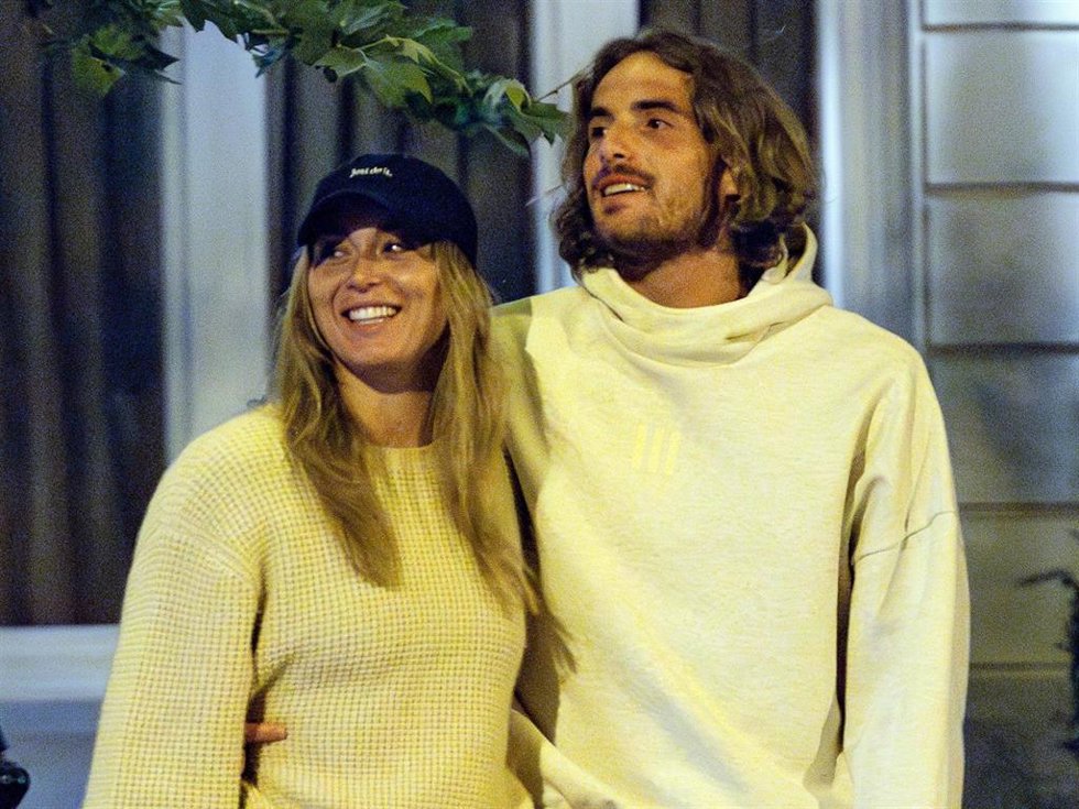 Paula Badosa y Stefanos Tsitsipas disfrutan de un paseo romántico por las calles de Madrid a 24 de Abril de 2024 en Madrid (España).
