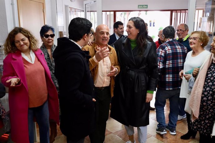 La consejera de Inclusión Social, Juventud, Familias e Igualdad, en una visita al CPA de Ayamonte (Huelva).