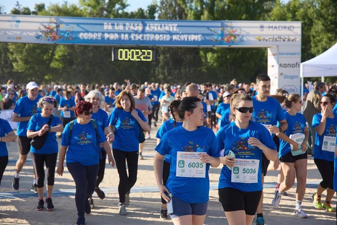 Corredores participan durante la XIV carrera popular ‘Corre por la Esclerosis Múltiple’, en Casa de Campo, a 25 de mayo de 2024, en Madrid (España). 