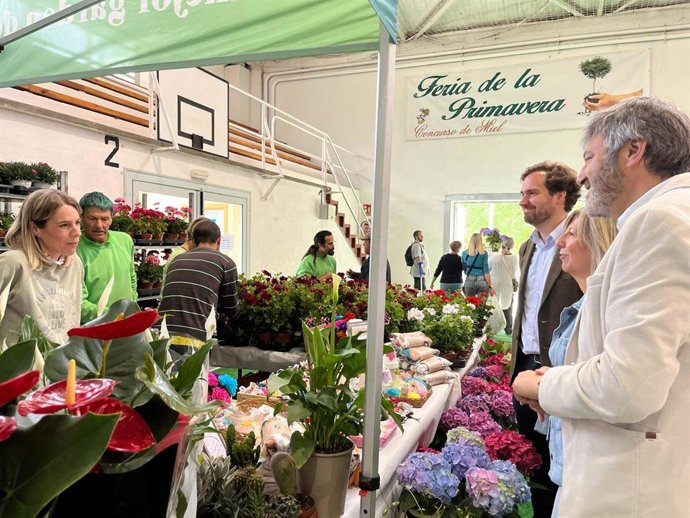 El candidato aragonés del PP al Parlamento Europeo, Borja Giménez Larraz, visita la Feria de la Primavera de Biescas.
