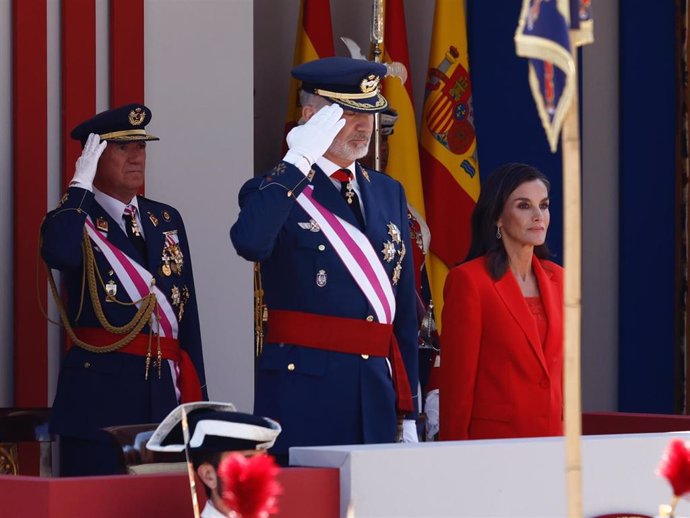 Los Reyes Don Felipe y Doña Letizia durante el desfile militar con motivo del día de las fuerzas armadas, a 25 de mayo de 2024, en Oviedo, Asturias (España).